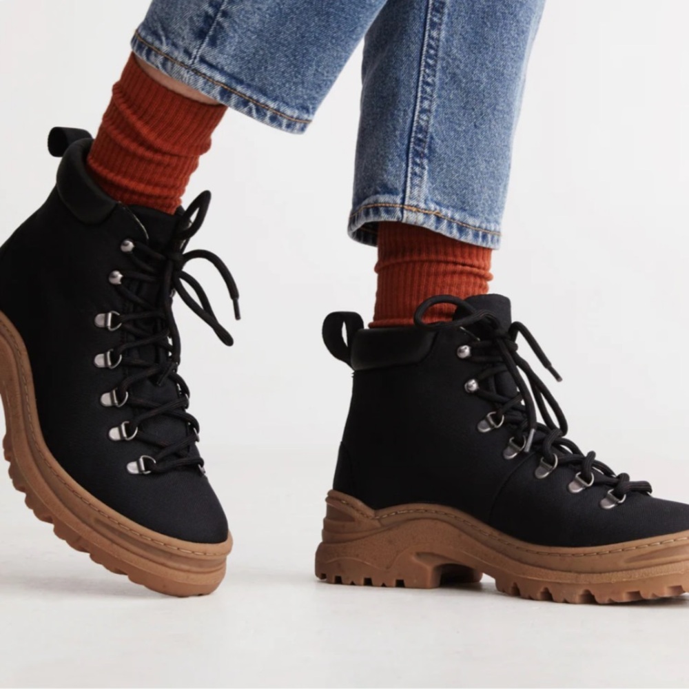 The Weekend Boot in Black Size 6